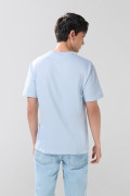 Camiseta manga corta azul clara con texto college blanco