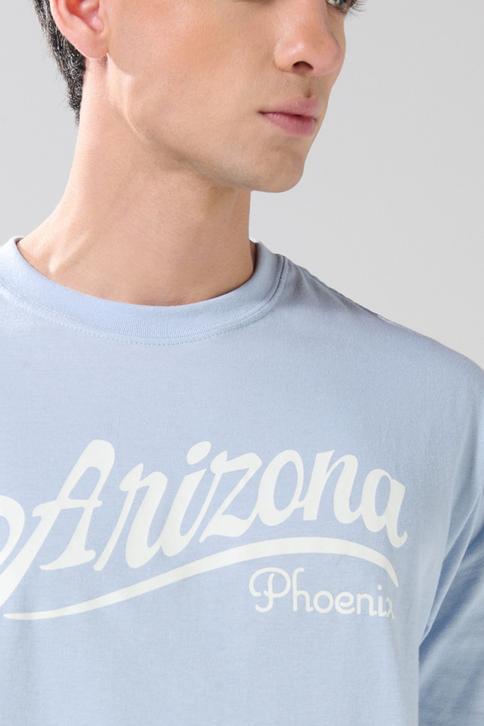 Camiseta manga corta azul clara con texto college blanco
