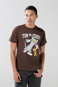 Camiseta café oscura manga corta con arte de Tom y Jerry