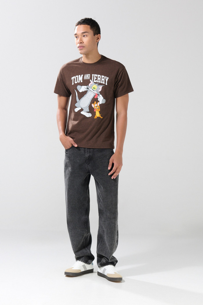 Camiseta café oscura manga corta con arte de Tom y Jerry