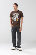 Camiseta café oscura manga corta con arte de Tom y Jerry