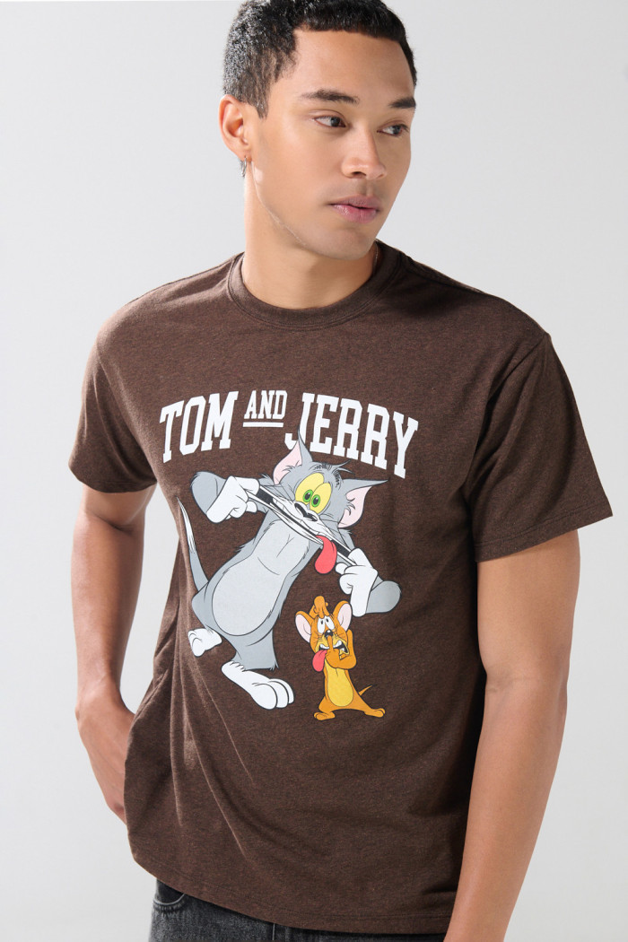 Camiseta café oscura manga corta con arte de Tom y Jerry