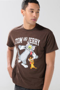 Camiseta café oscura manga corta con arte de Tom y Jerry