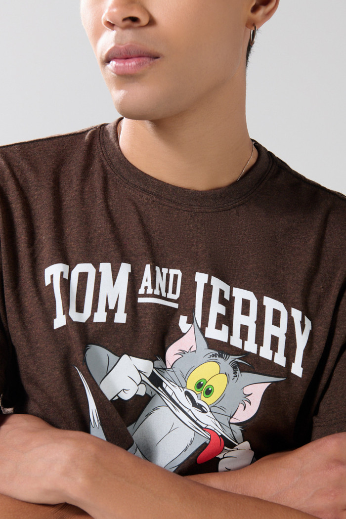 Camiseta café oscura manga corta con arte de Tom y Jerry