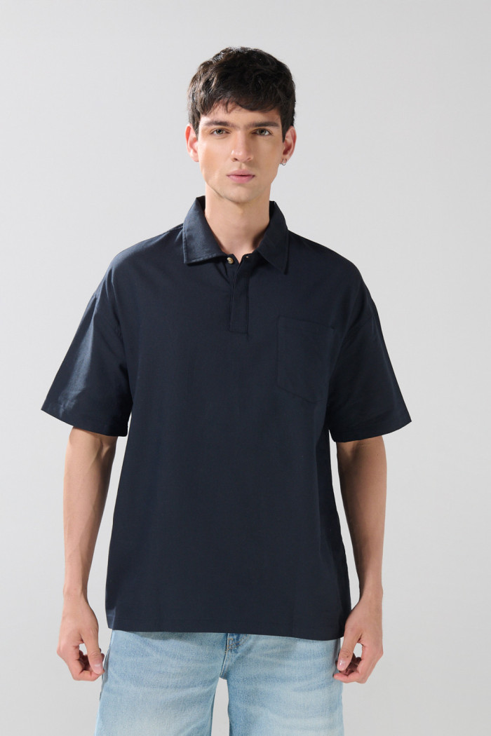 Camisa azul intensa con cuello resort y manga corta