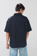 Camisa azul intensa con cuello resort y manga corta