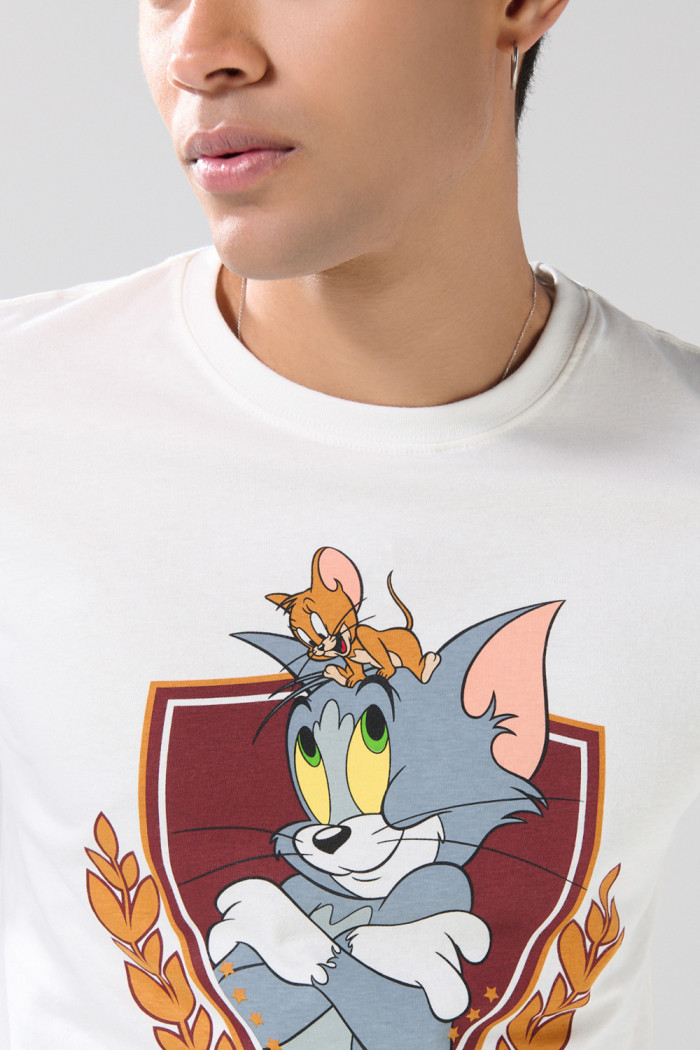 Camiseta manga corta crema con arte de Tom y Jerry