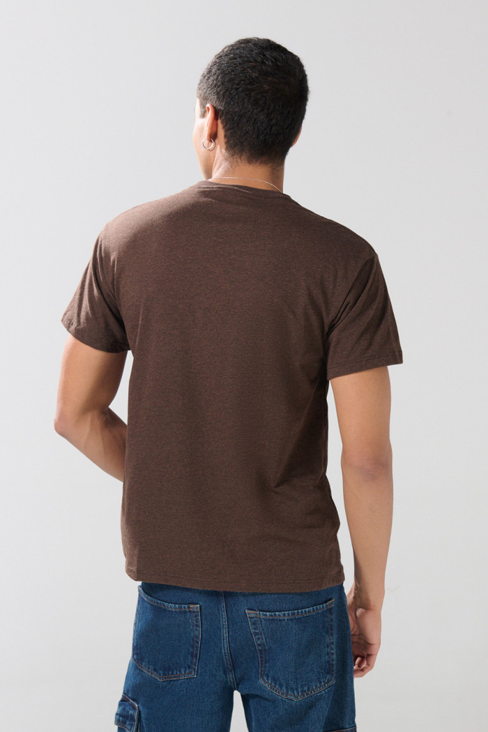 Camiseta cuello redondo café oscura con arte de Garfield