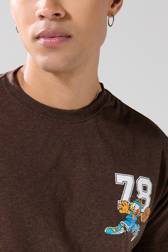 Camiseta cuello redondo café oscura con arte de Garfield