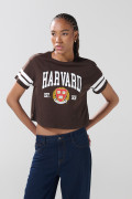 Camiseta crop top café oscura con diseño de Harvard
