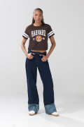Camiseta crop top café oscura con diseño de Harvard
