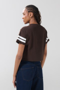 Camiseta crop top café oscura con diseño de Harvard
