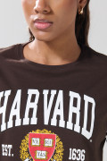 Camiseta crop top café oscura con diseño de Harvard
