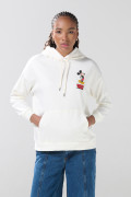 Buzo crema con capota oversize y arte de Mickey
