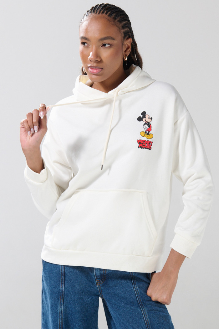 Buzo crema con capota oversize y arte de Mickey
