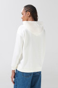 Buzo crema con capota oversize y arte de Mickey
