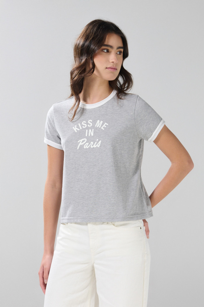 Camiseta gris medio manga corta college con contrastes