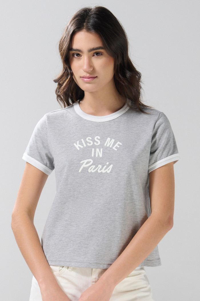 Camiseta gris medio manga corta college con contrastes