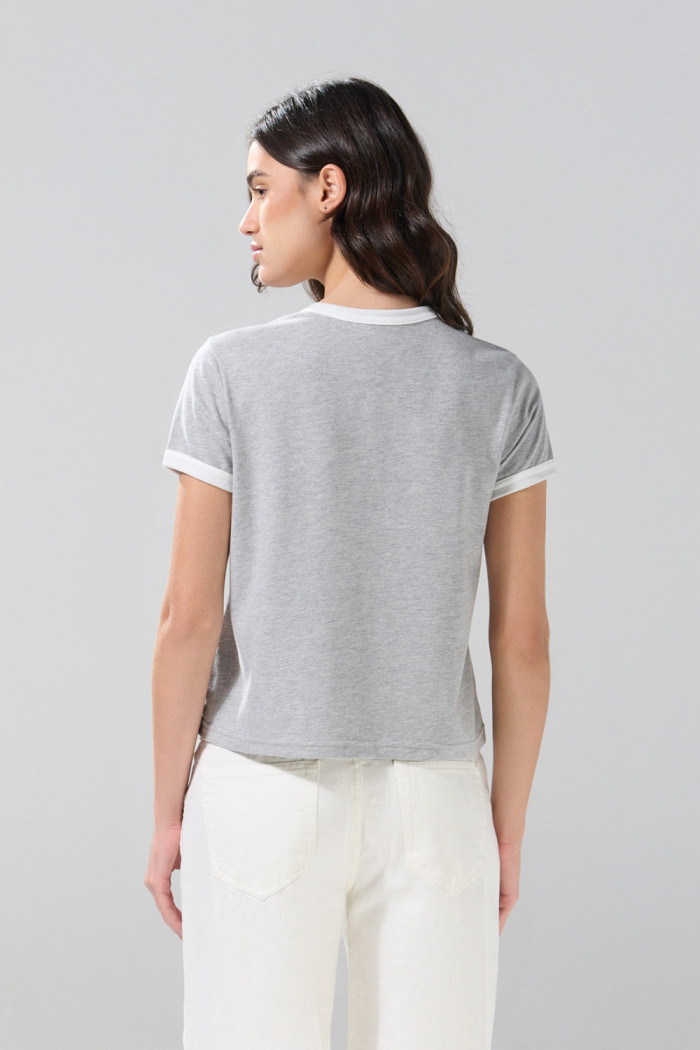 Camiseta gris medio manga corta college con contrastes