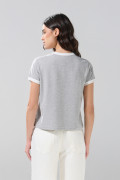 Camiseta gris medio manga corta college con contrastes