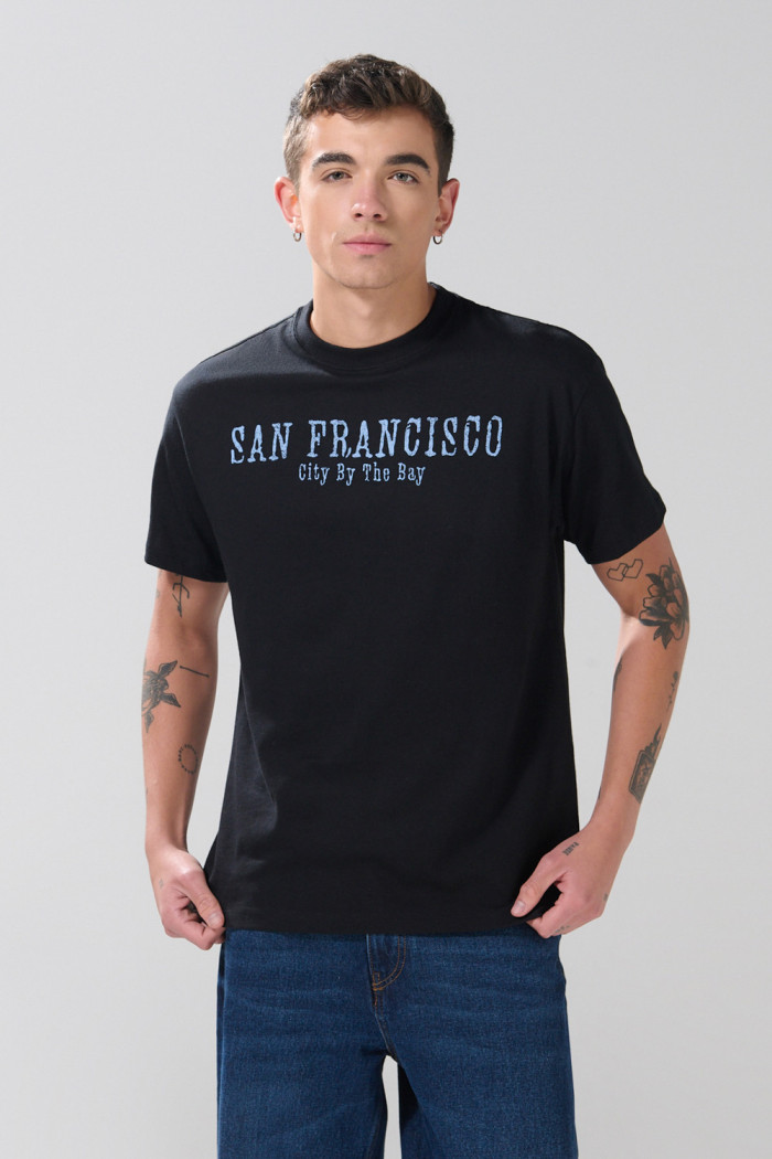Camiseta college manga corta negra con hombro rodado