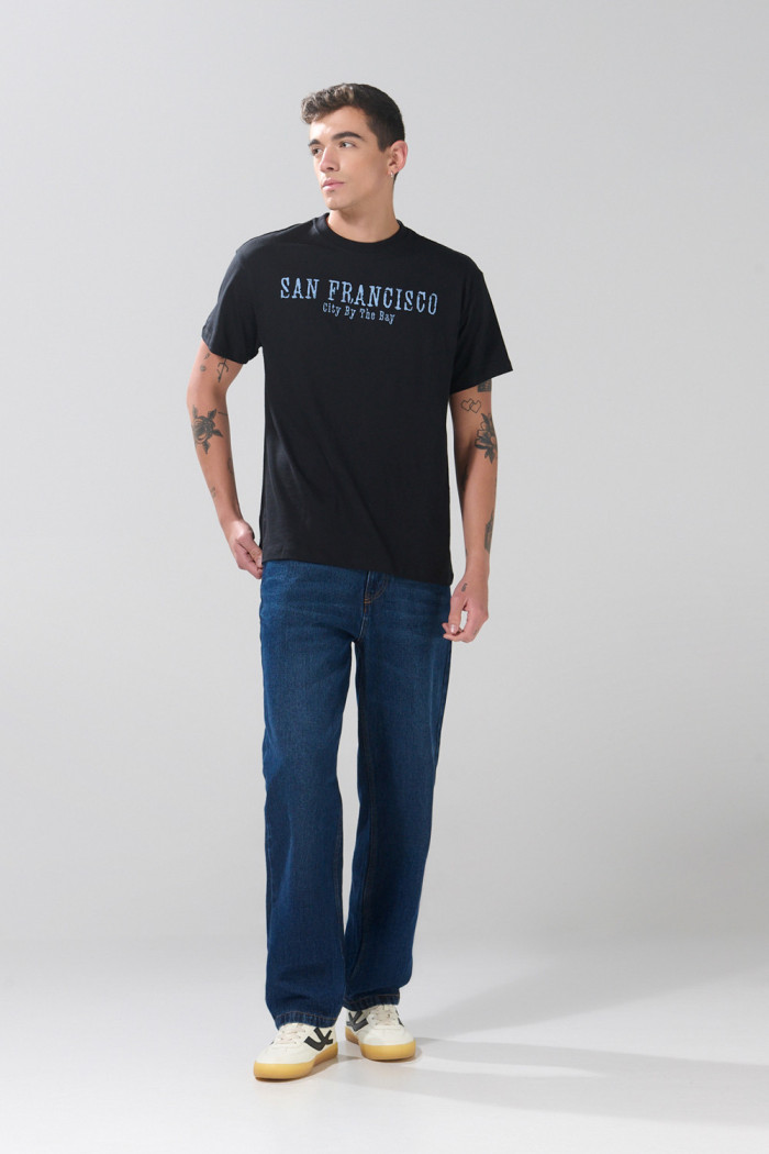 Camiseta college manga corta negra con hombro rodado