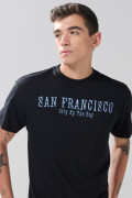 Camiseta college manga corta negra con hombro rodado
