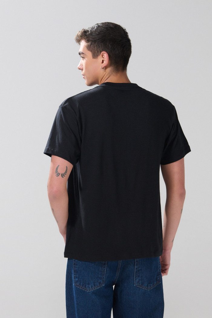 Camiseta college manga corta negra con hombro rodado