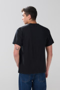 Camiseta college manga corta negra con hombro rodado