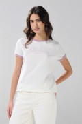 Camiseta college crema con contrastes lilas y manga corta