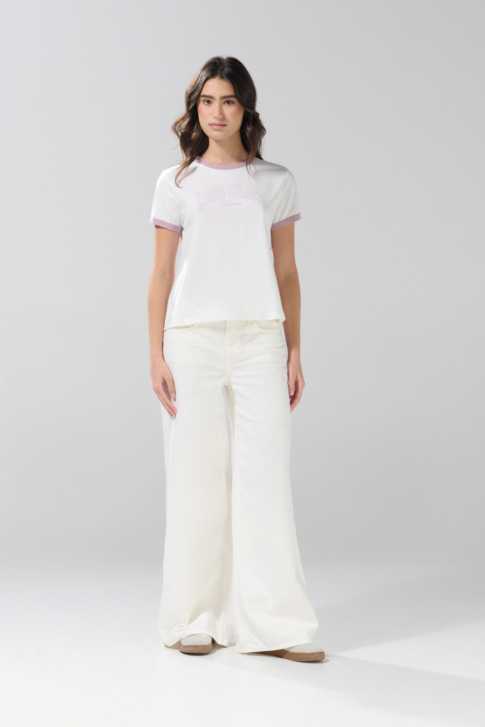 Camiseta college crema con contrastes lilas y manga corta