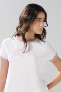 Camiseta college crema con contrastes lilas y manga corta