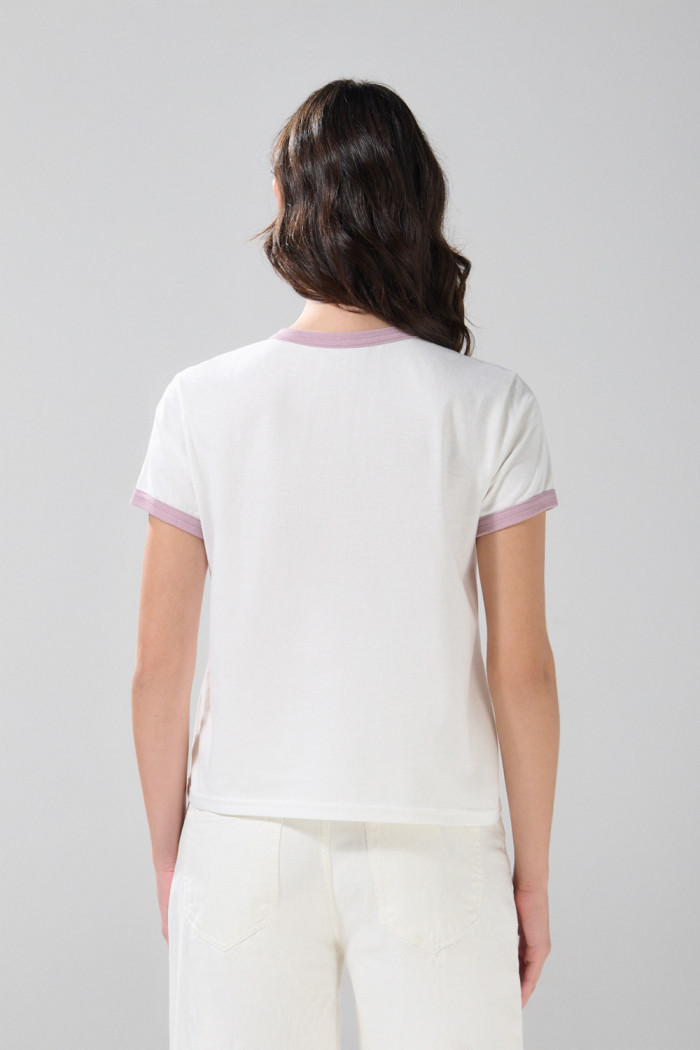 Camiseta college crema con contrastes lilas y manga corta