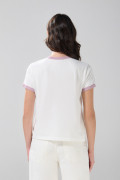 Camiseta college crema con contrastes lilas y manga corta