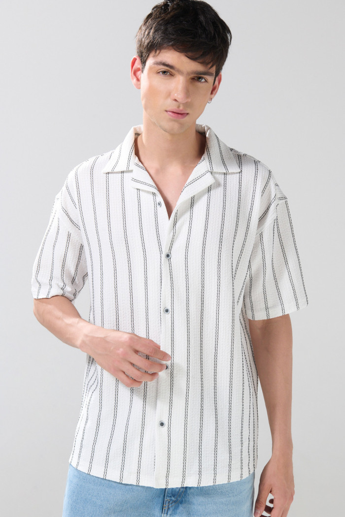 Camisa blanca con cuello resort y rayas en contraste