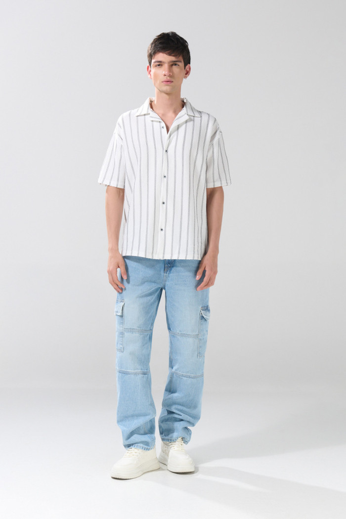 Camisa blanca con cuello resort y rayas en contraste