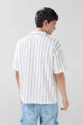 Camisa blanca con cuello resort y rayas en contraste