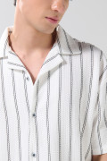 Camisa blanca con cuello resort y rayas en contraste