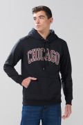 Buzo negro con bolsillo, capota y texto college