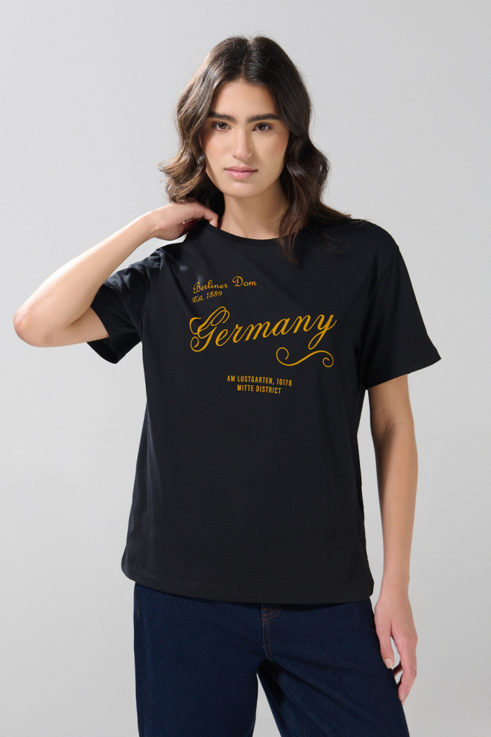 Camiseta manga corta negra holgada con diseño college
