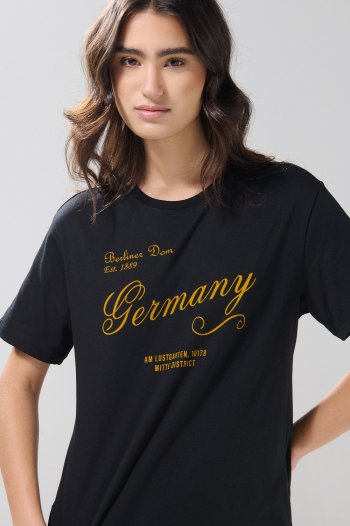 Camiseta manga corta negra holgada con diseño college
