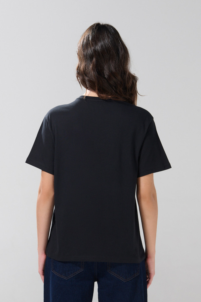Camiseta manga corta negra holgada con diseño college
