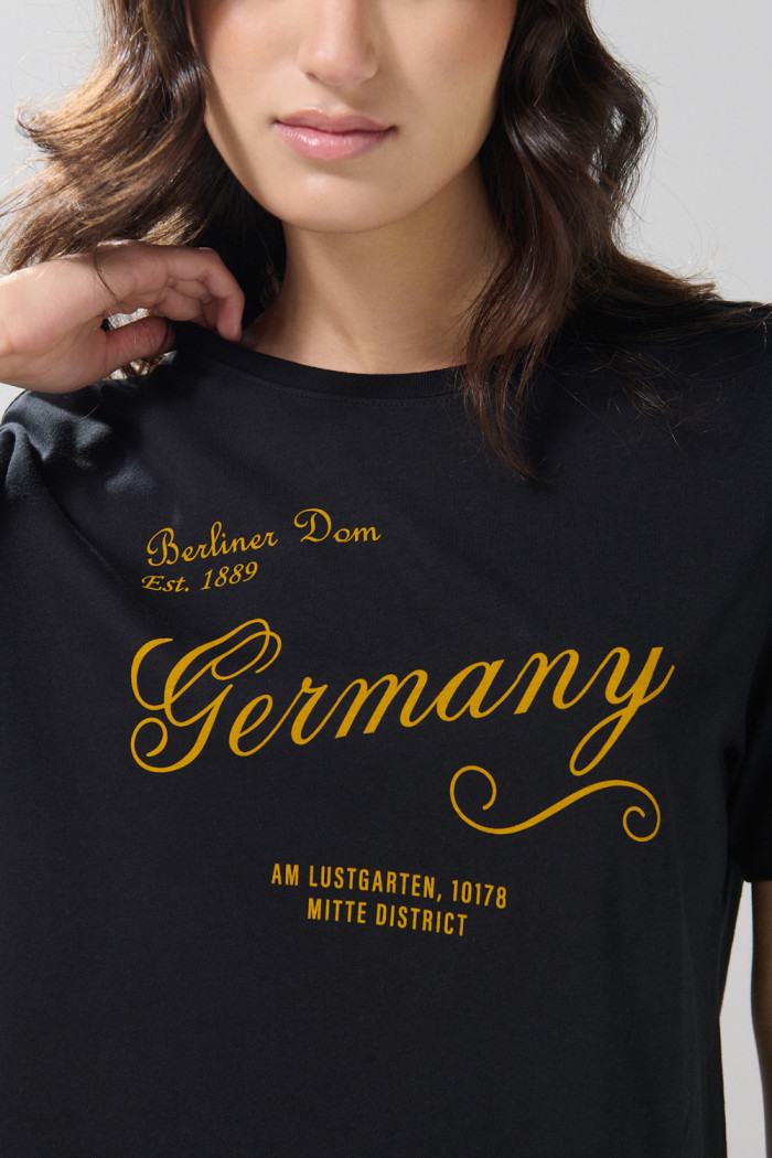 Camiseta manga corta negra holgada con diseño college
