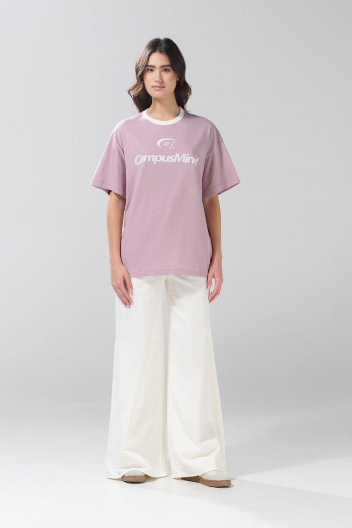 Camiseta oversize lila manga corta con diseño college