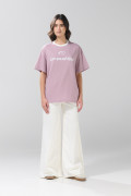 Camiseta oversize lila manga corta con diseño college