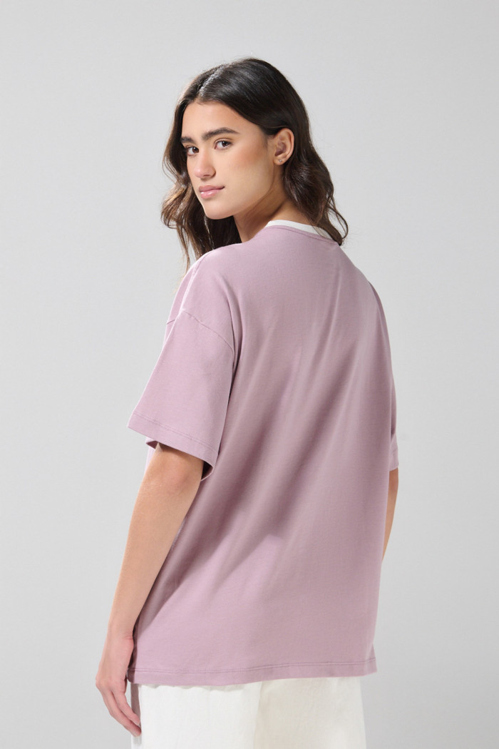 Camiseta oversize lila manga corta con diseño college