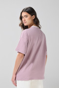 Camiseta oversize lila manga corta con diseño college