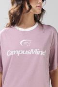 Camiseta oversize lila manga corta con diseño college