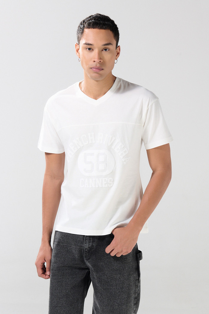Camiseta cuello V crema clara con arte college delantero
