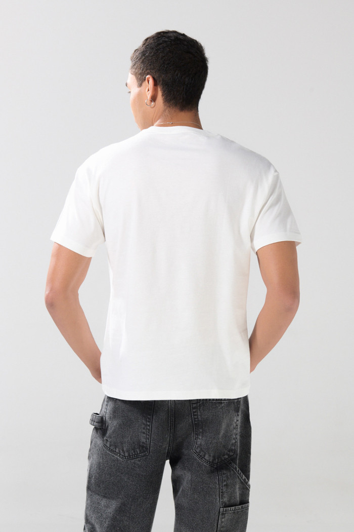Camiseta cuello V crema clara con arte college delantero
